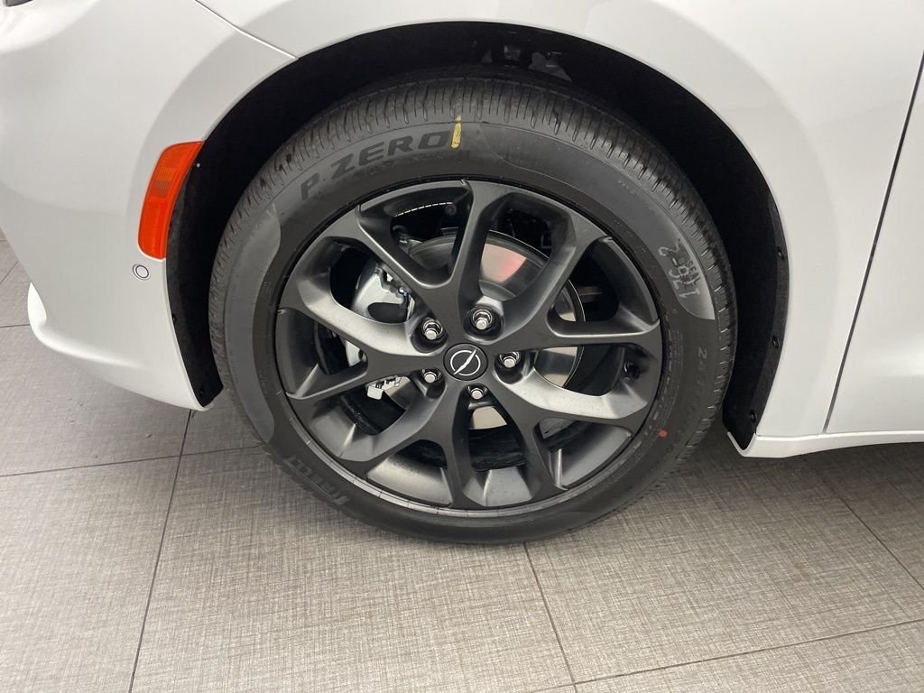 New 2026 Bright White Clear-Coat Exterior Paint Chrysler Select image 8