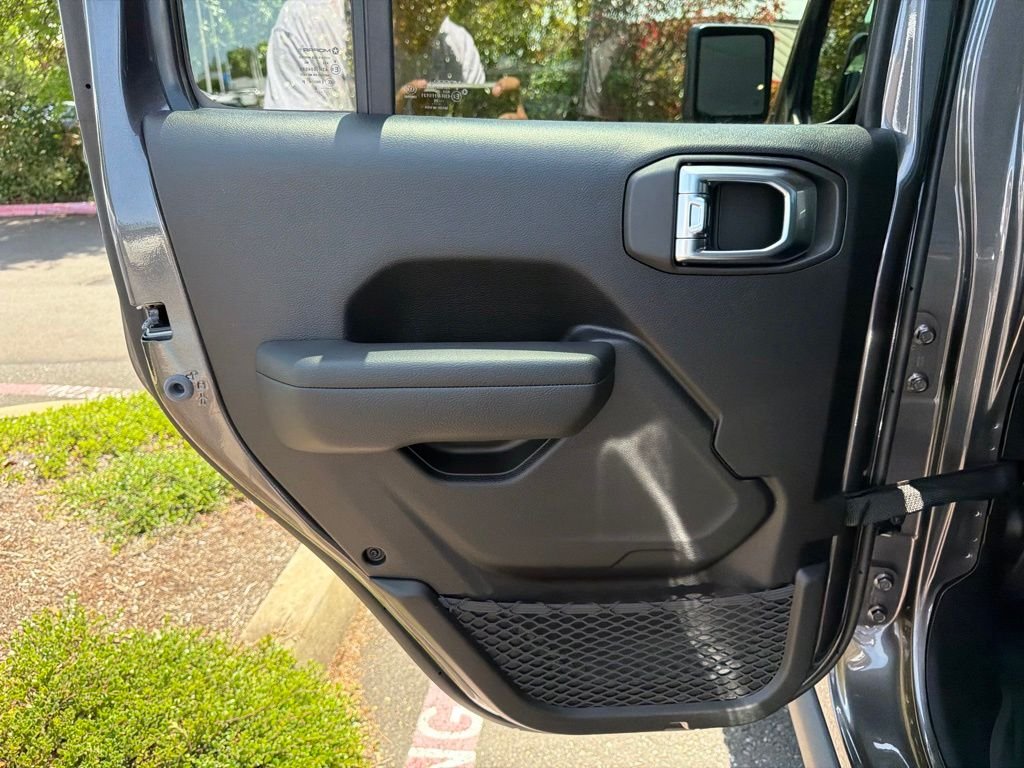 New 2026 Granite Crystal Metallic Clear-Coat Exterior Paint Jeep Mojave image 28
