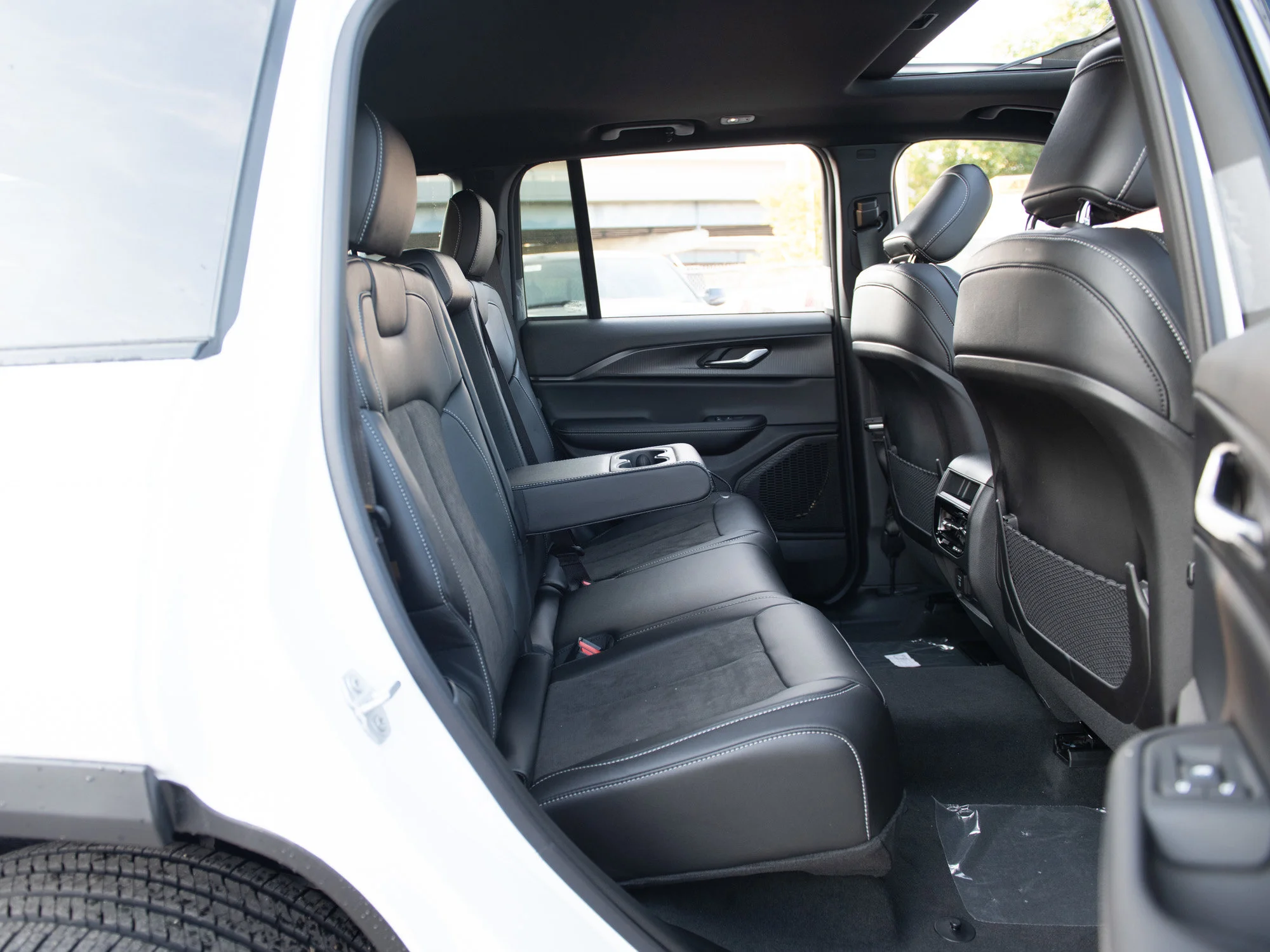 New 2025 White Jeep Altitude* 4x4, Sunroof, Trailer Tow Pkg, Wireless Charging Pad image 20