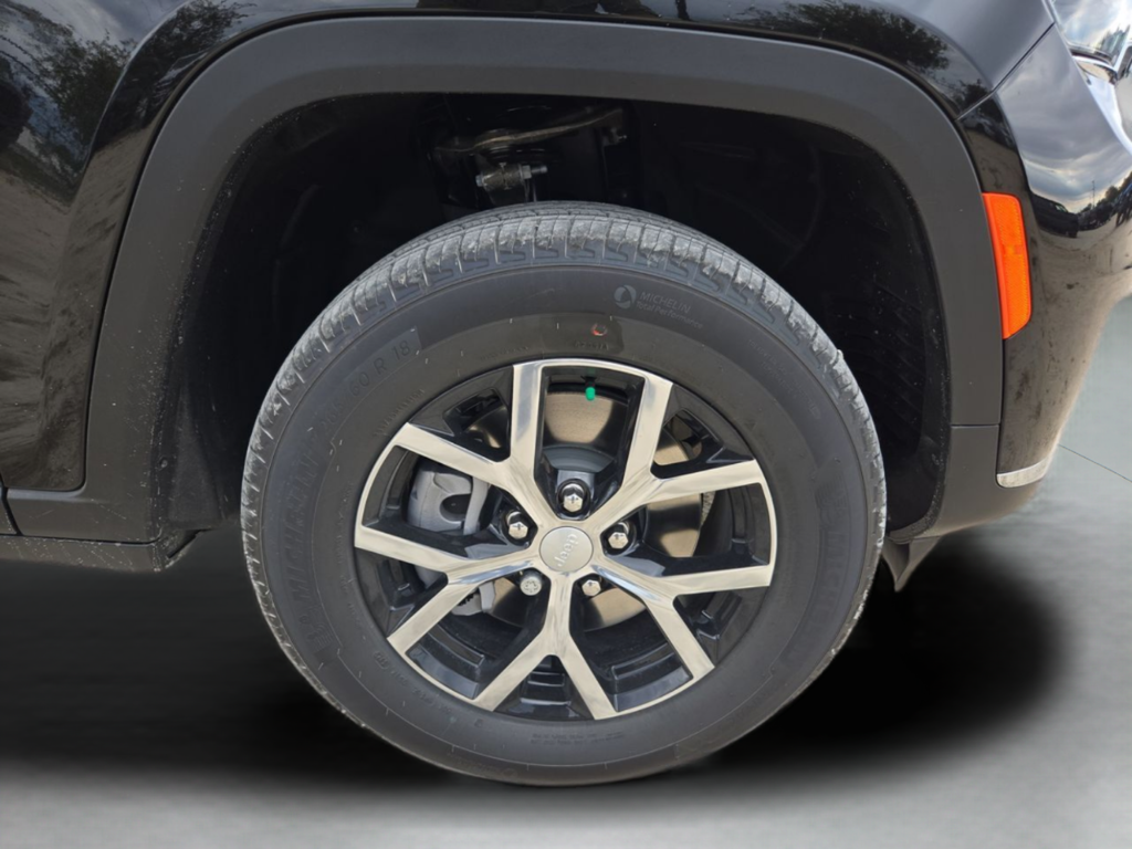 New 2025 Diamond Black Crystal Pearl-Coat Exterior Paint Jeep Limited image 33