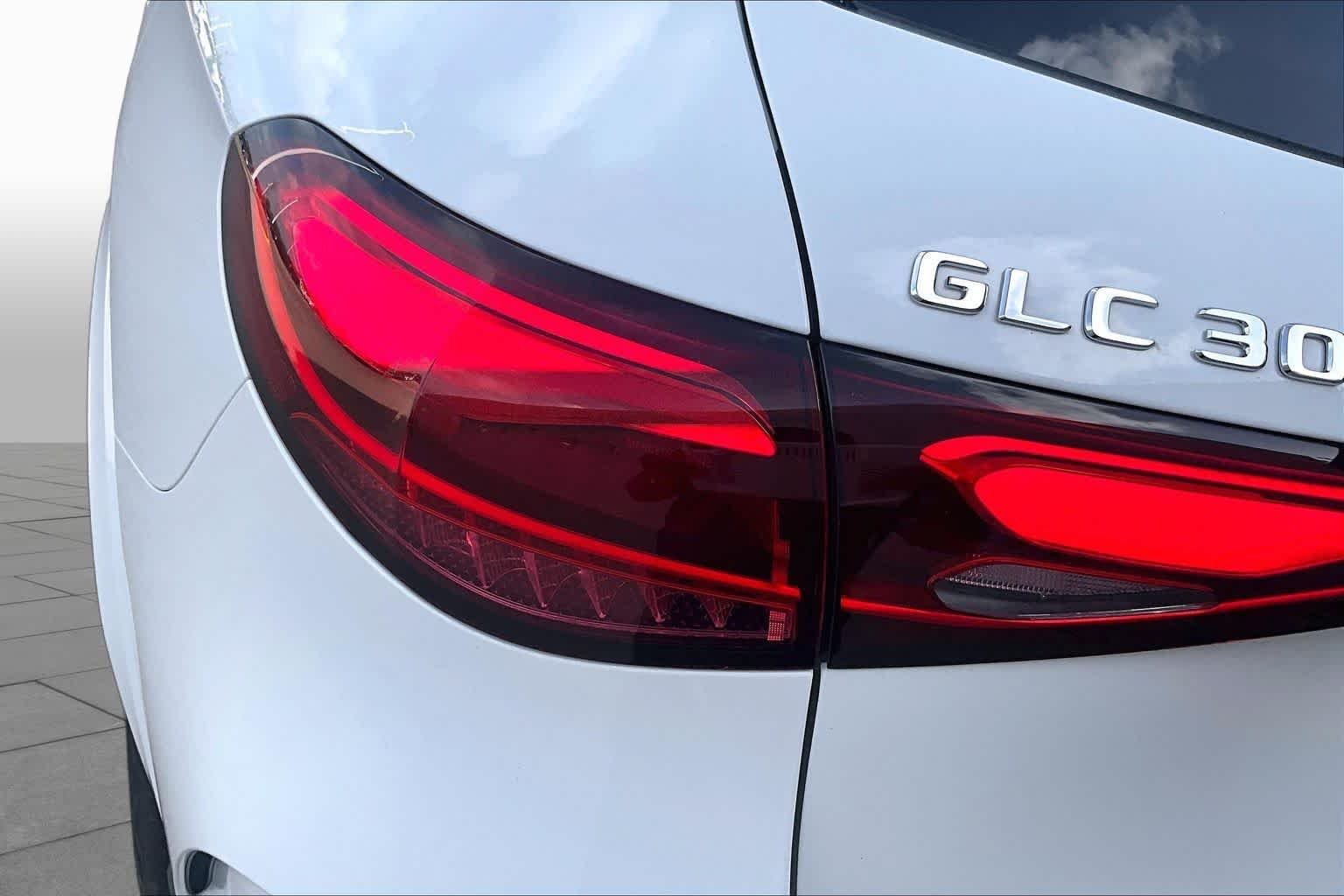Used 2025 Polar White Mercedes-Benz GLC 300 image 25
