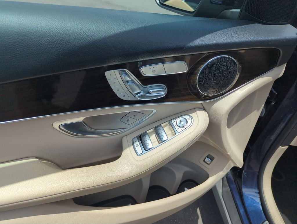 Used 2022  Mercedes-Benz GLC 300 image 19