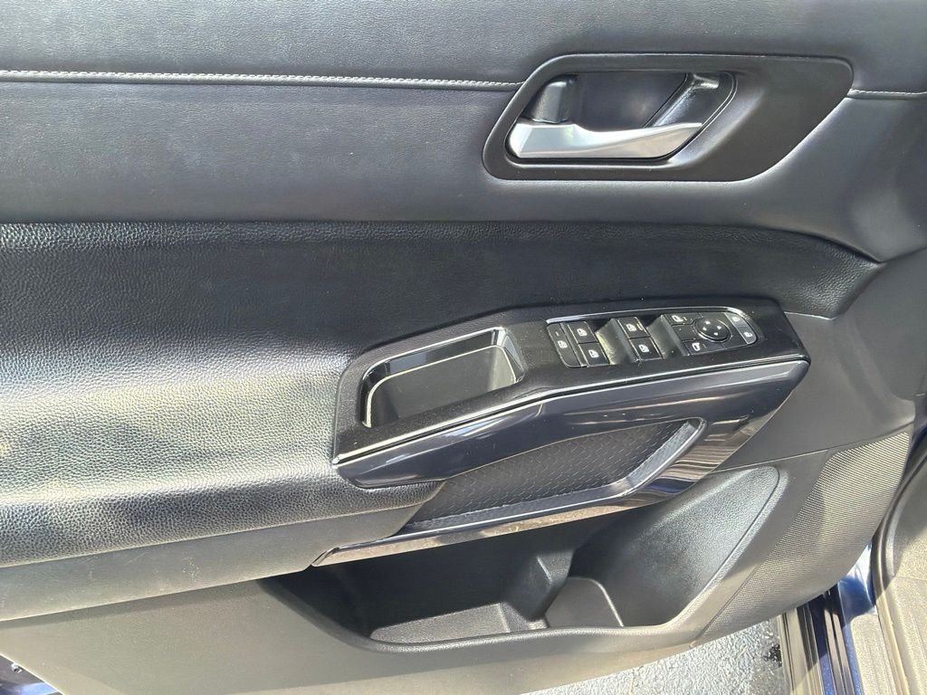 Used 2022 Blue Nissan SV image 9