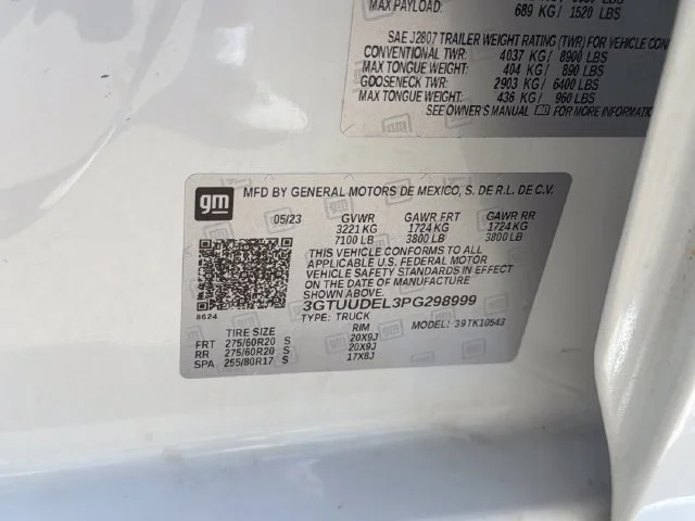 Used 2023 White GMC SLT image 30
