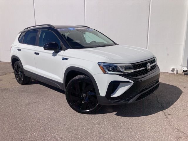 Certified 2024 Volkswagen Taos SE Black with VIN 3VVLX7B23RM093348 for sale in Kansas City