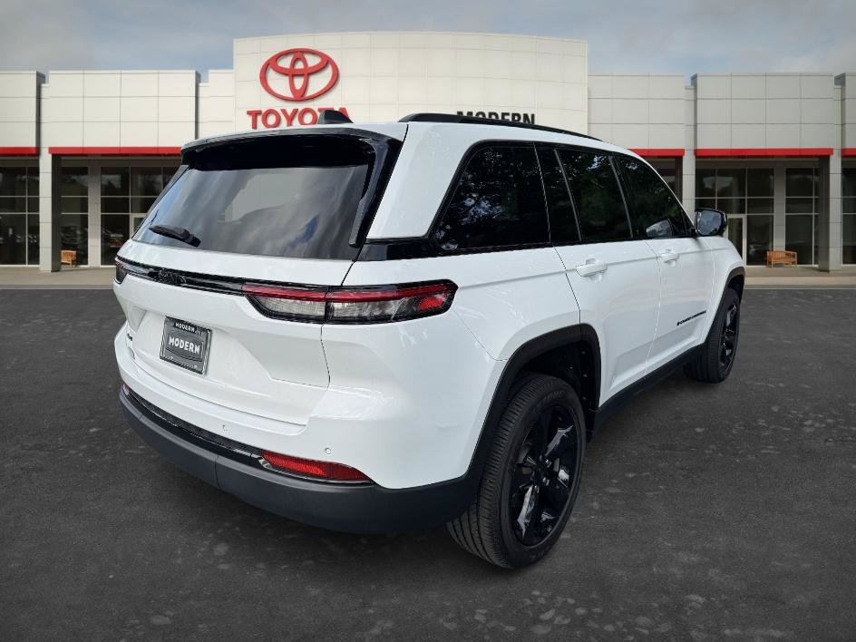Used 2024 Bright White Clearcoat Jeep Altitude X image 5