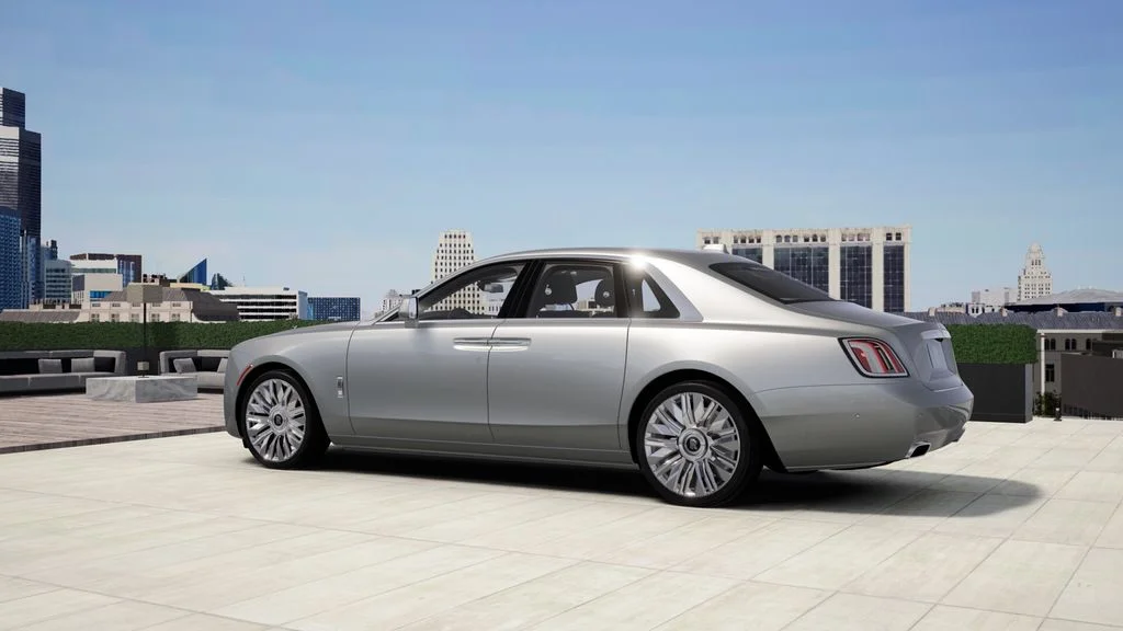 New 2027 Silver Rolls-Royce  image 2