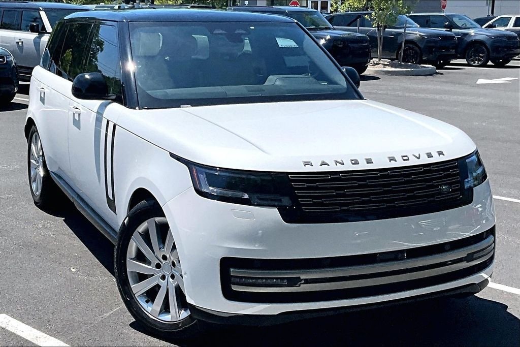 Used 2025 White Land Rover SE image 11