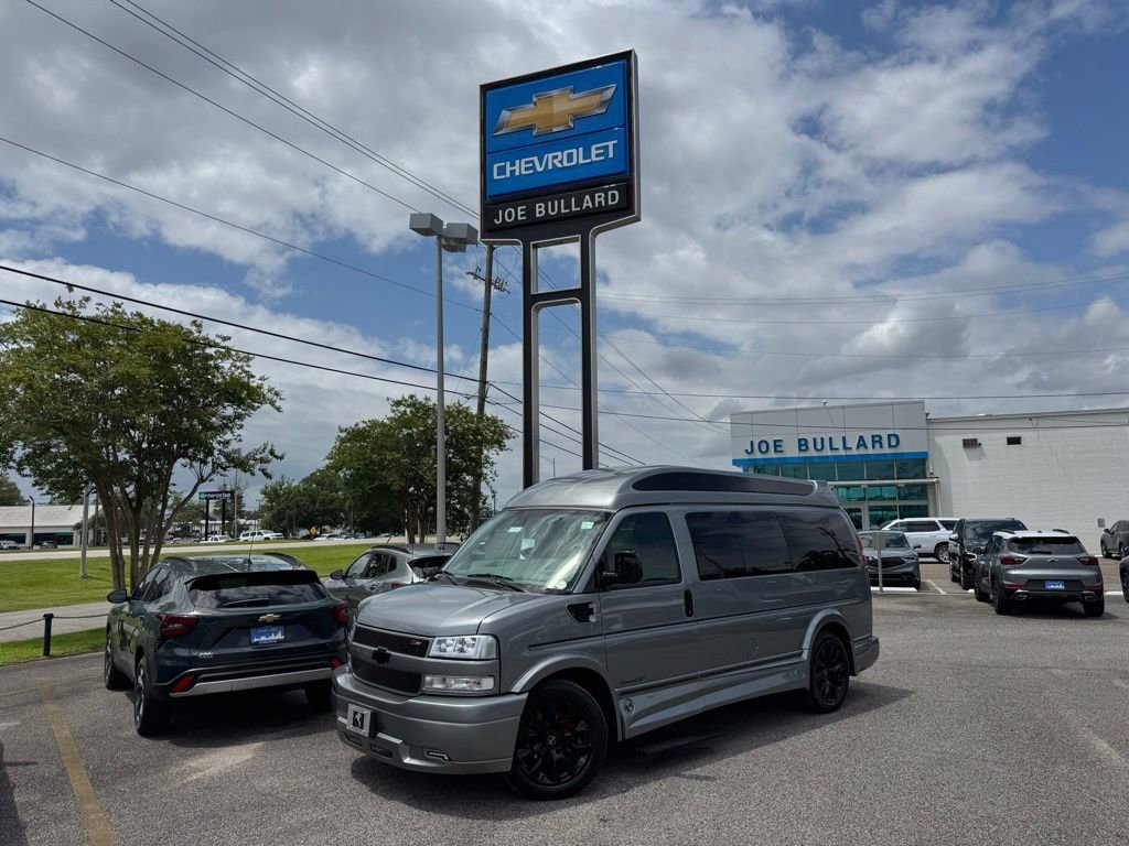 2026 Chevrolet Express 2500 Work Van HD's photo