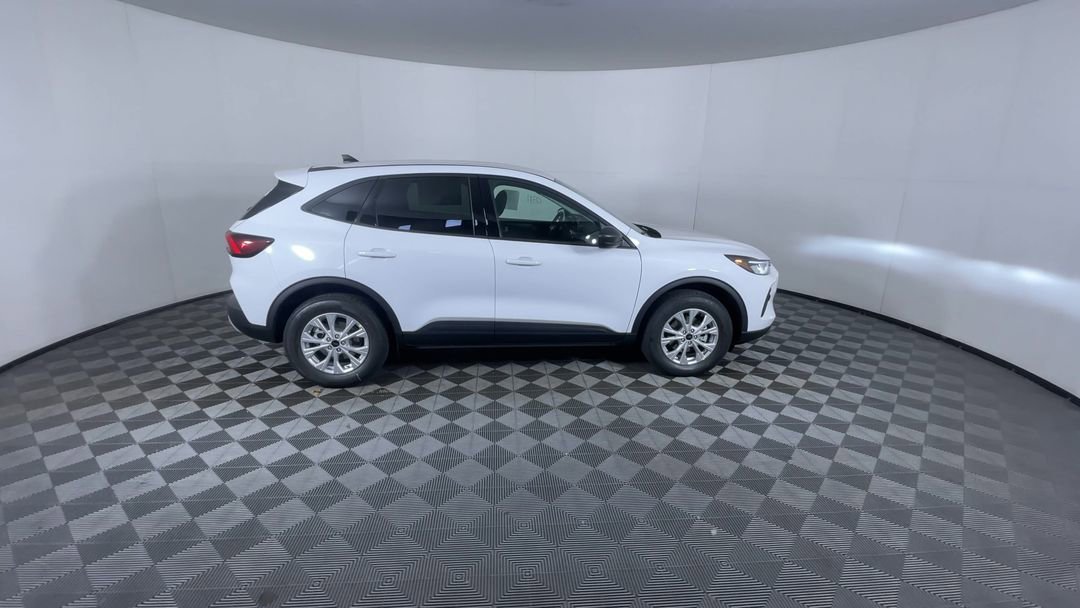 New 2026 Oxford White Ford Active image 9