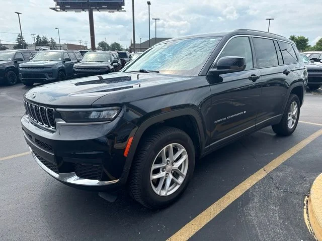 Used 2021 Diamond Black Crystal Pearlcoat Jeep Laredo image 3