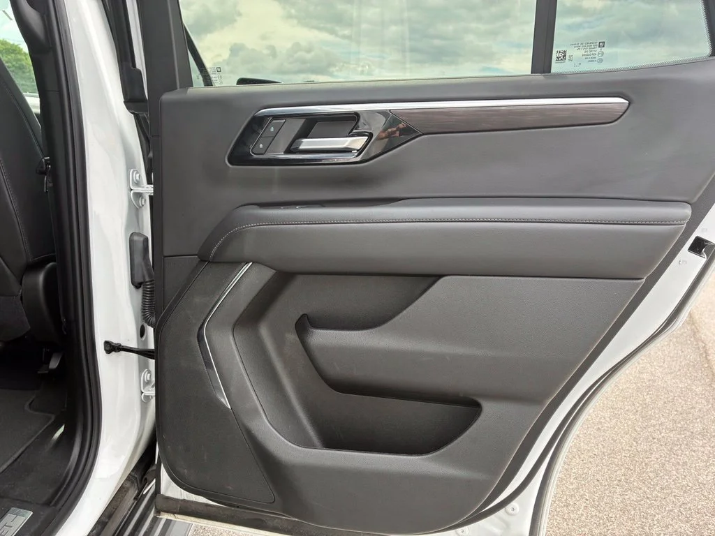 Used 2025 Summit White Chevrolet LT image 183