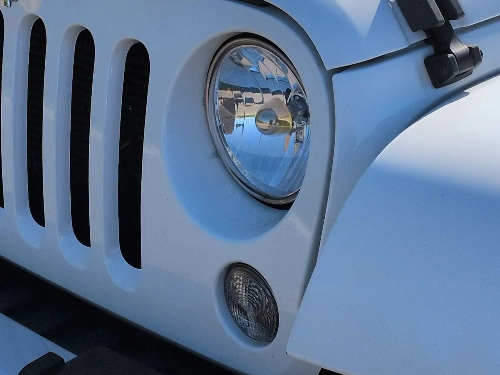 Used 2014 Bright White Clearcoat Jeep Sahara image 10