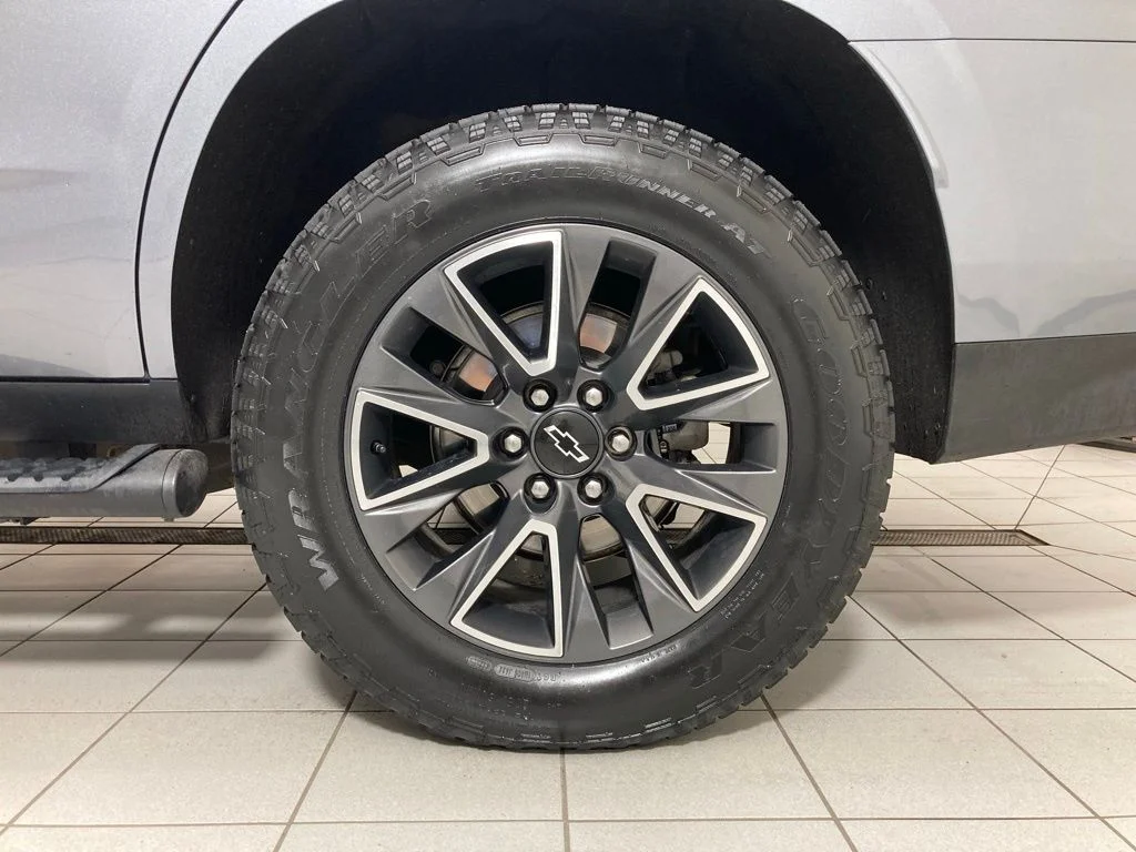 Used 2022 Gray Chevrolet Z71 image 28