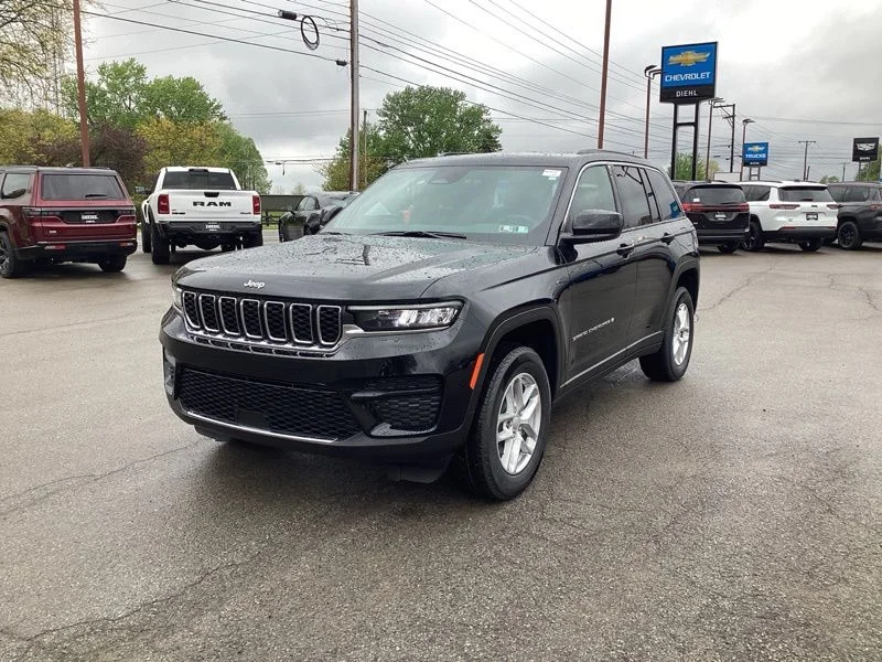 New 2026 Diamond Black Crystal Pearl-Coat Exterior Paint Jeep Laredo image 3
