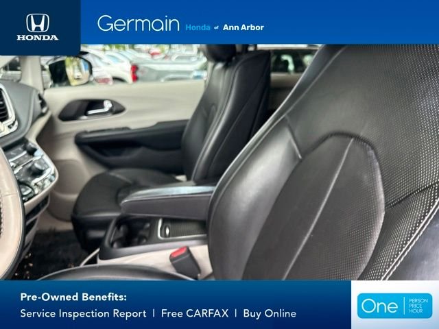 Used 2019 Brilliant Black Crystal Pearlcoat Chrysler Limited image 26