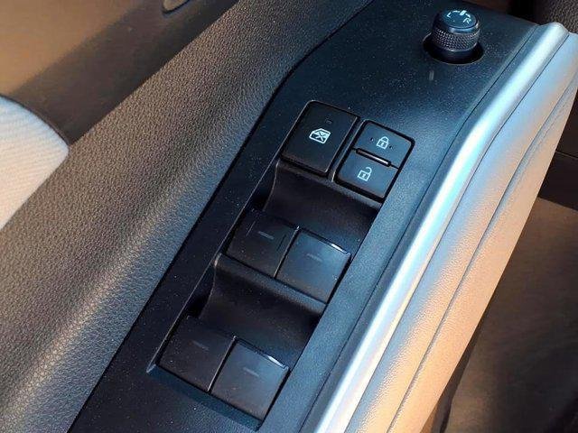 2025 Toyota Highlander LE - Photo 17