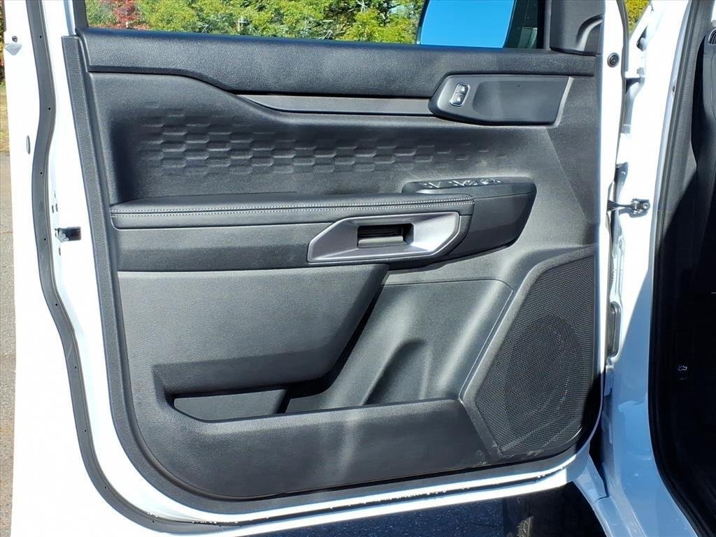 New 2025 Oxford White Ford XLT image 4