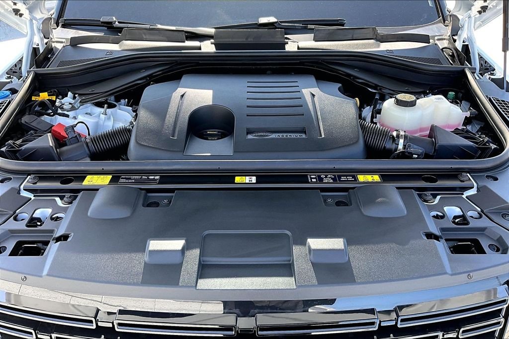 New 2026 FUJI WHITE Land Rover Dynamic SE image 12