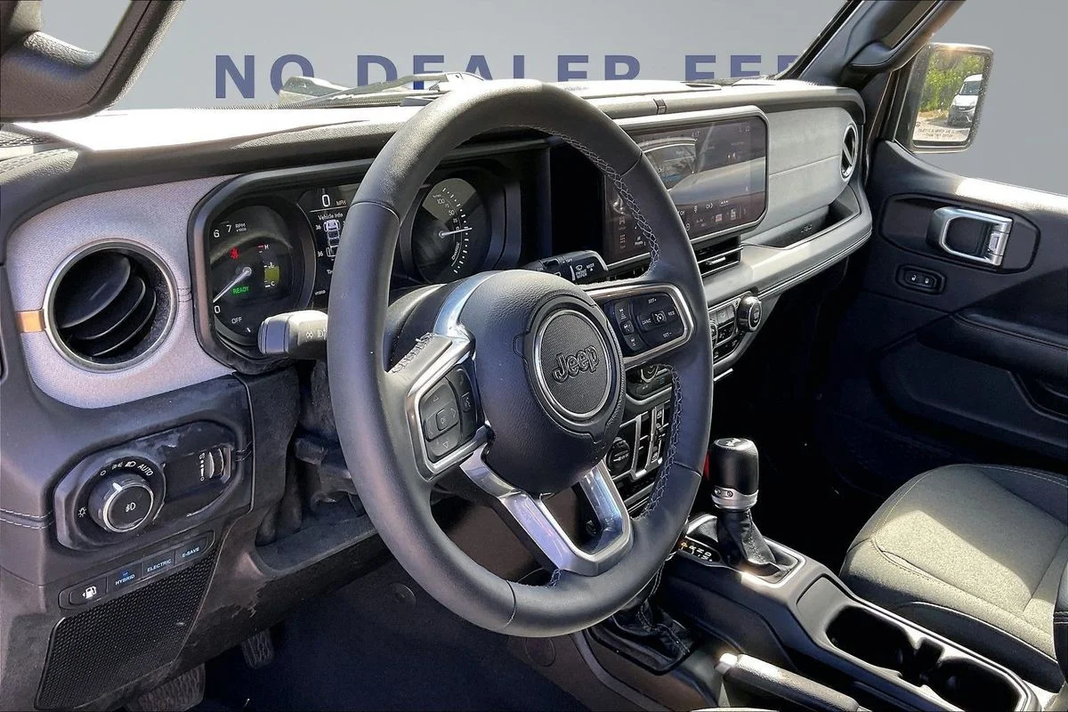 Used 2025  Jeep Sahara 4xe image 16