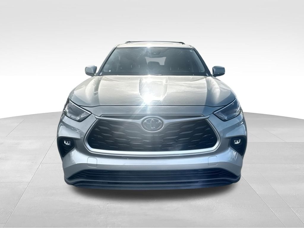Used 2023 Silver Toyota LE image 3