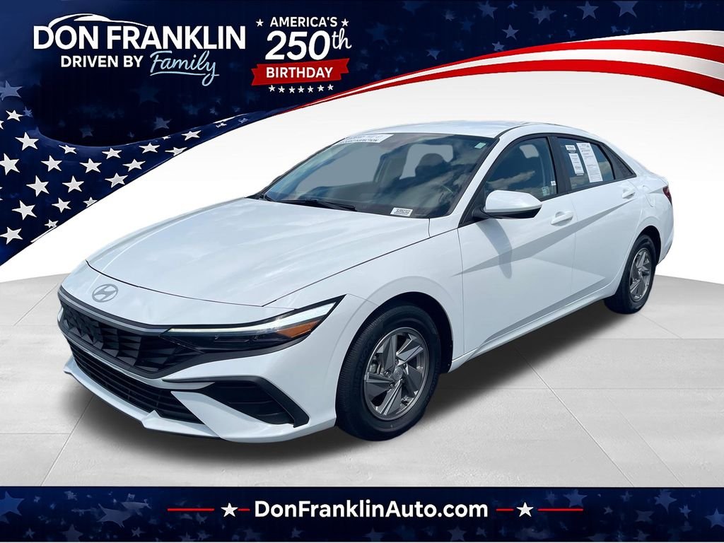 Used 2025 White Hyundai SE image 1