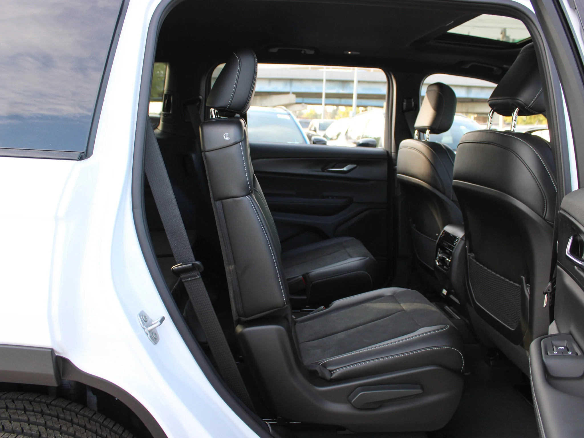 New 2025 White Jeep Altitude* 4x4, Sunroof, Heated Leather, Blind-Spot Monitoring image 12