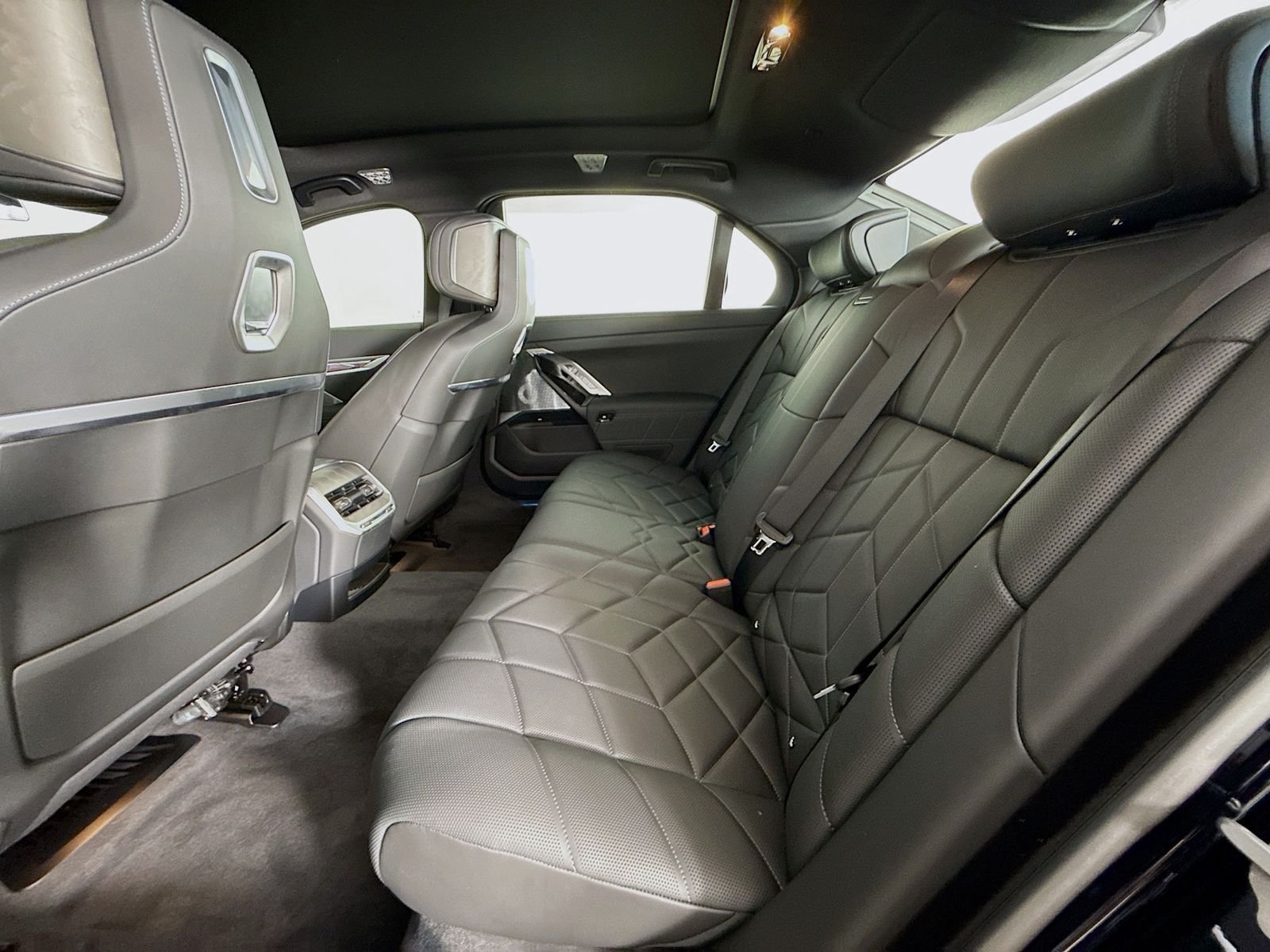 New 2026 Carbon Black Metallic BMW 760i xDrive image 26