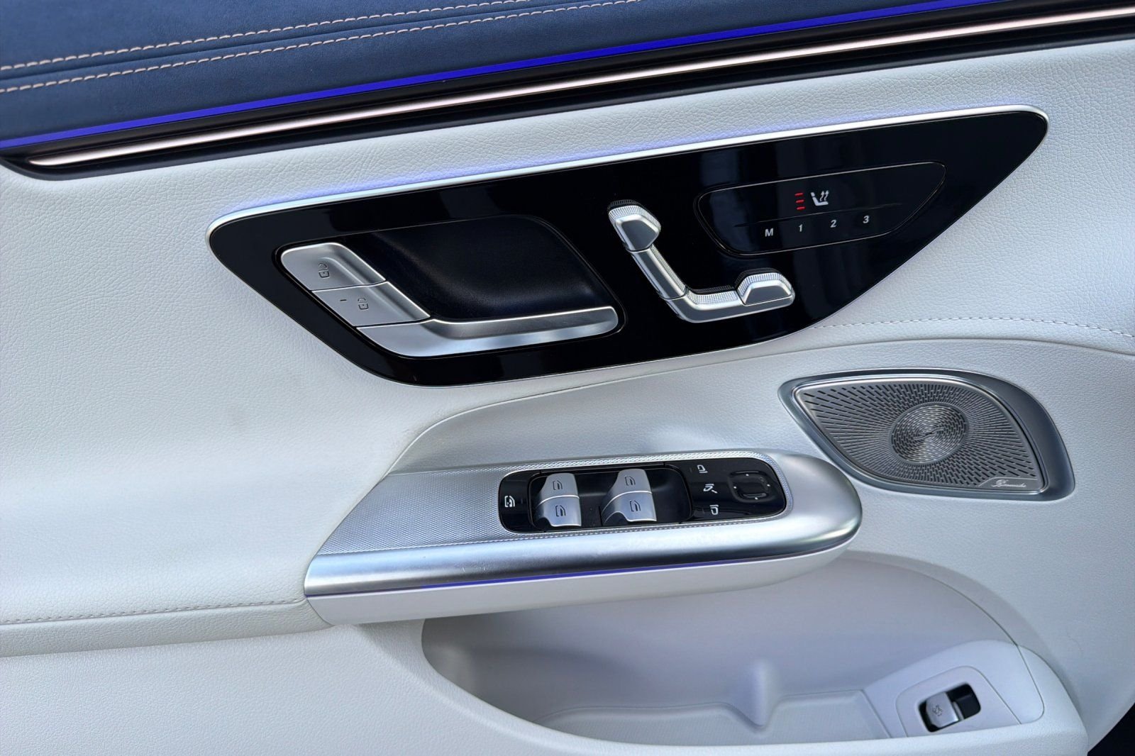 Used 2023 Blue Mercedes-Benz 500 Sedan image 24