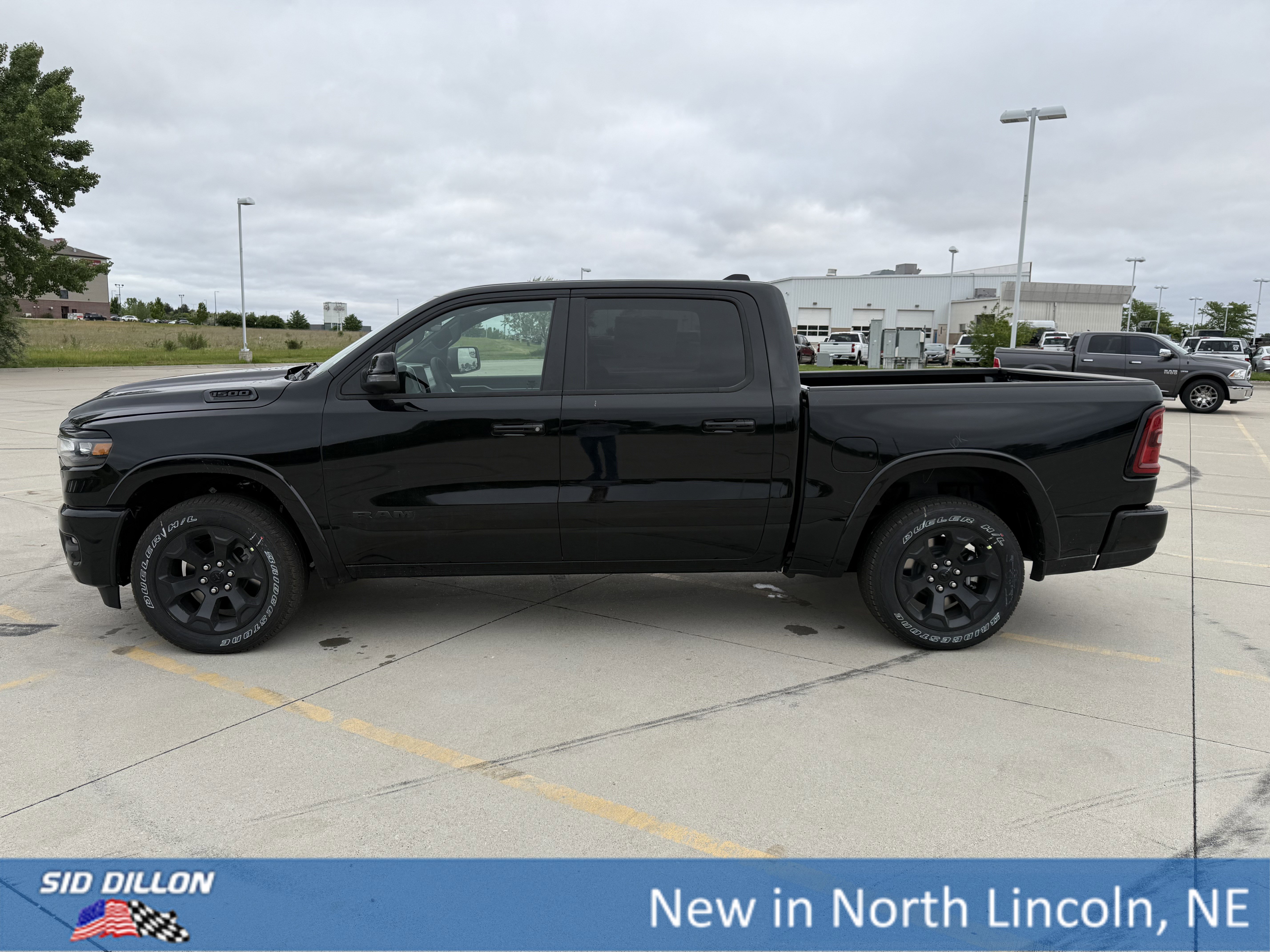 New 2026 Diamond Black Crystal Pearl-Coat Exterior Paint RAM Big Horn image 2