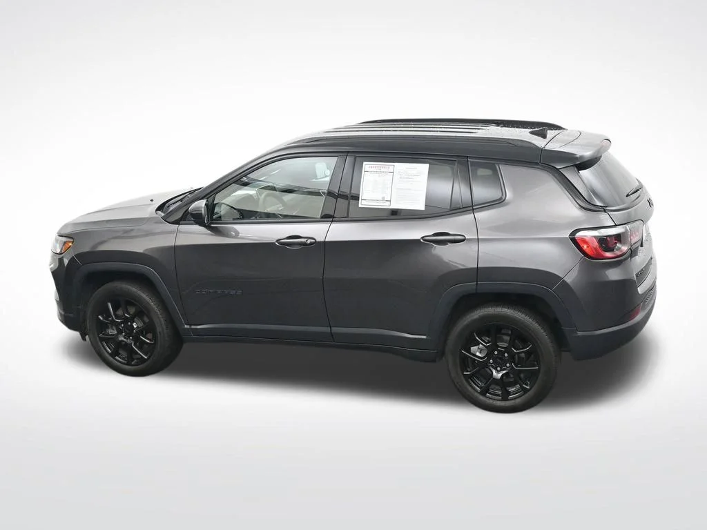 Used 2024  Jeep Latitude image 28
