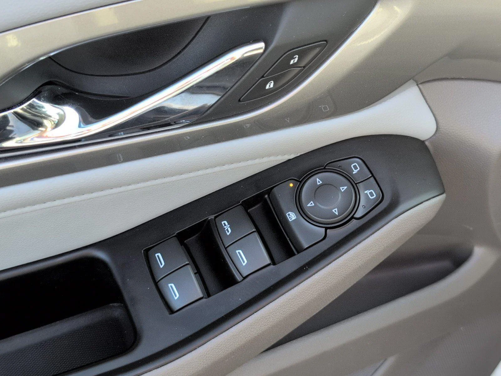 Used 2018 SUMMIT WHITE Chevrolet LT Cloth image 19