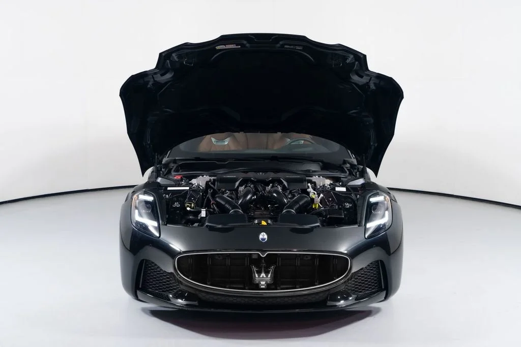 Used 2025 Nero Assoluto Metallic Maserati Granturismo image 8