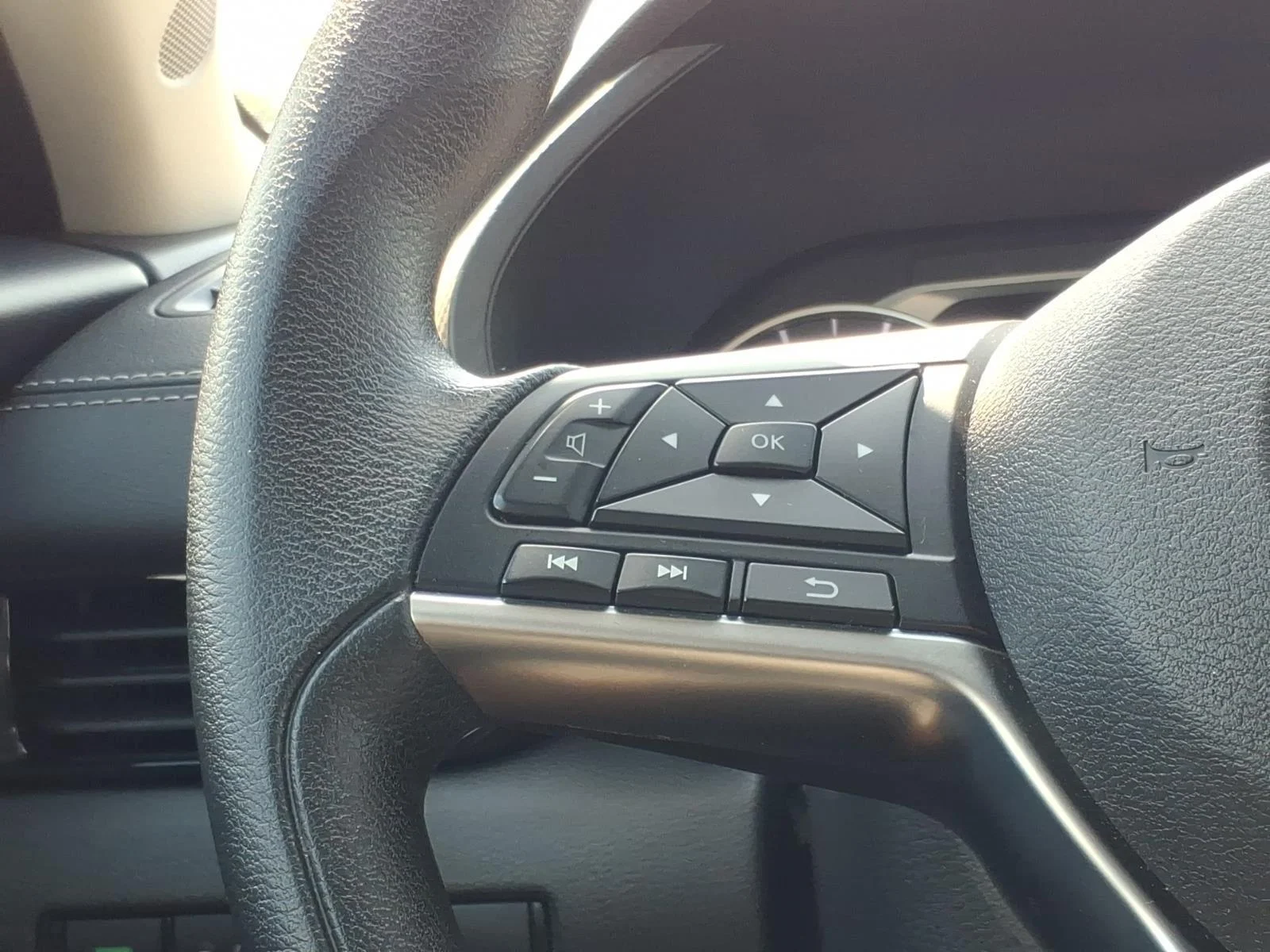 Used 2025 Rosewood Metallic Nissan SV image 26