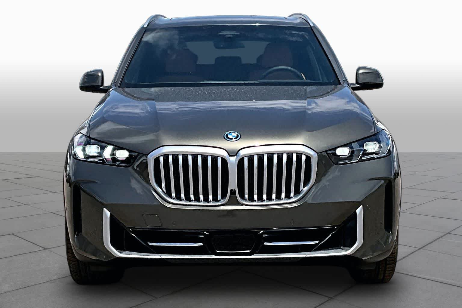 New 2026 Manhattan Green Metallic BMW xDrive50e image 3