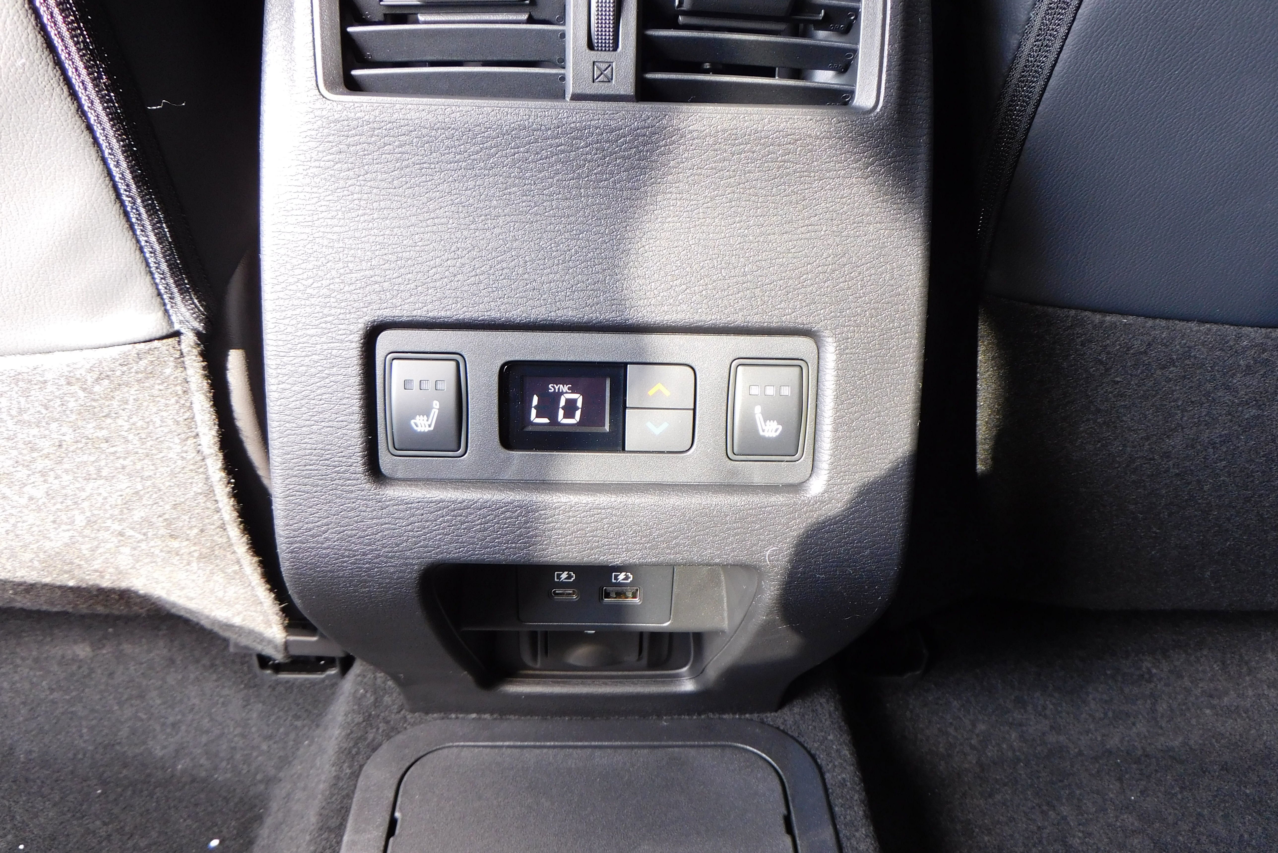 Used 2025 WHITE DIMD Mitsubishi SEL Platinum Edition image 37