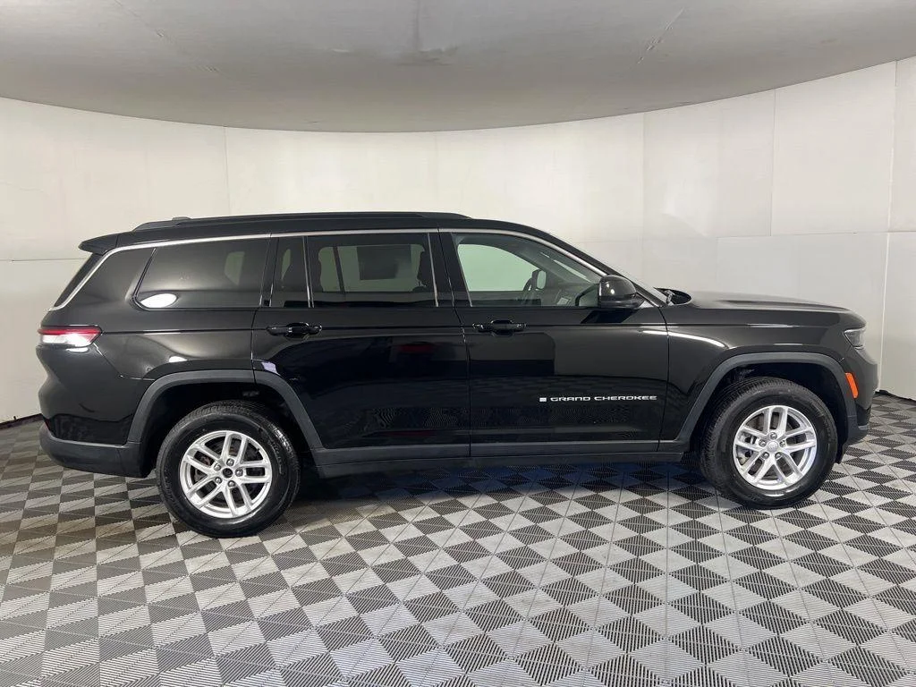 Used 2025 Diamond Black Crystal Pearlcoa Jeep Laredo image 9