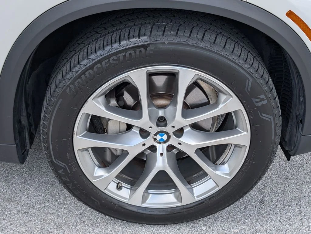 Used 2023 White BMW xDrive40i image 32