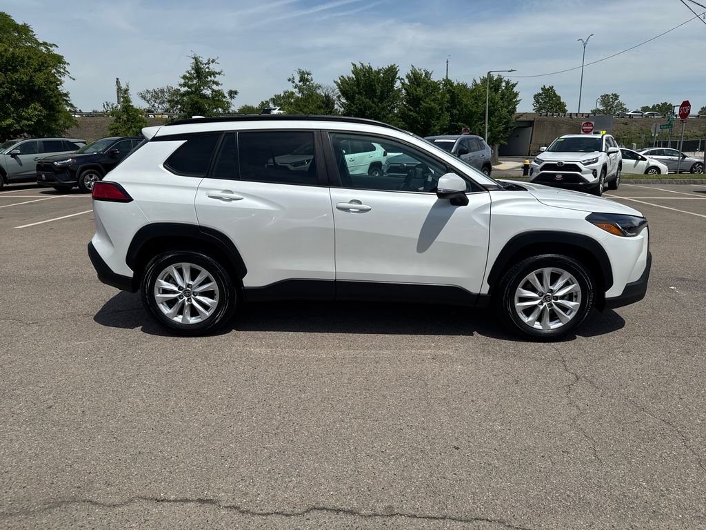 Used 2023 Off-white Toyota LE image 9