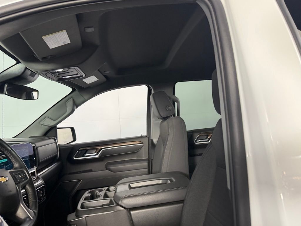 Used 2025 White Chevrolet LT image 25