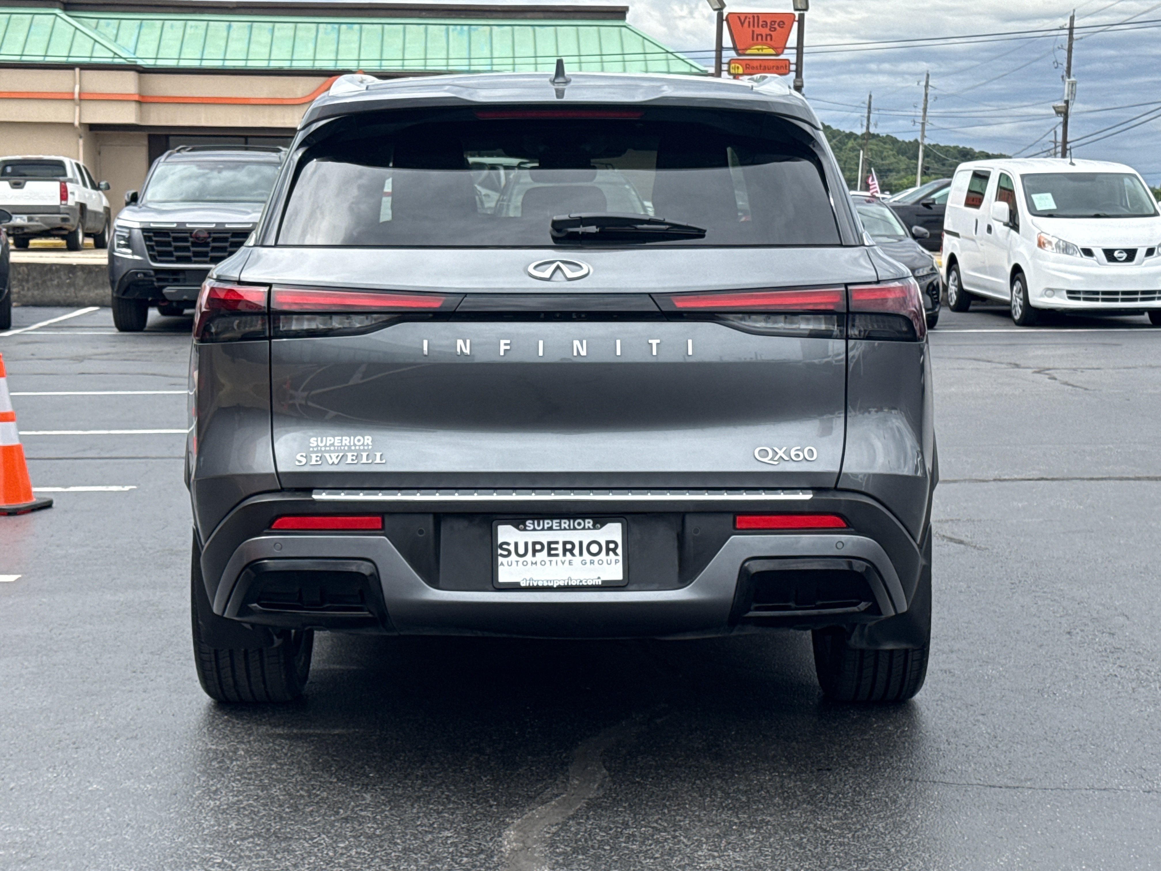 Used 2023 Graphite Shadow INFINITI LUXE image 3