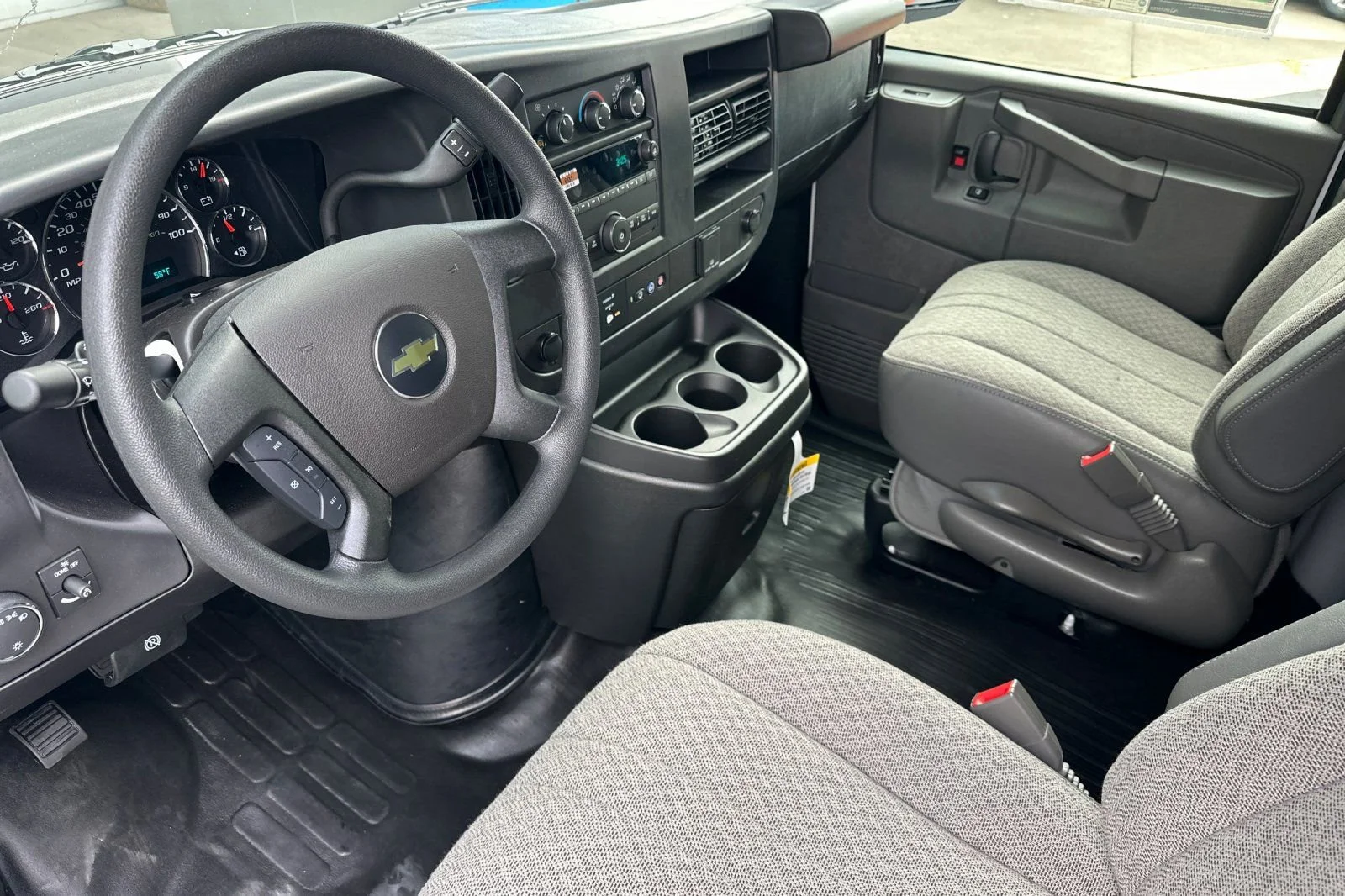 2025 Chevrolet Express Cargo Work Van - Photo 9