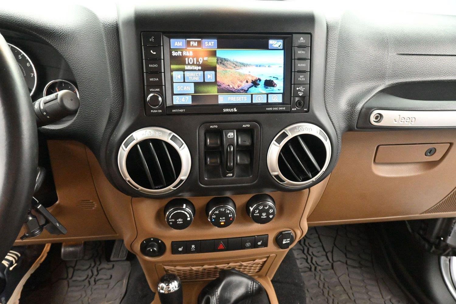 Used 2017 Billet Silver Metallic Clearcoat Jeep Sahara image 21