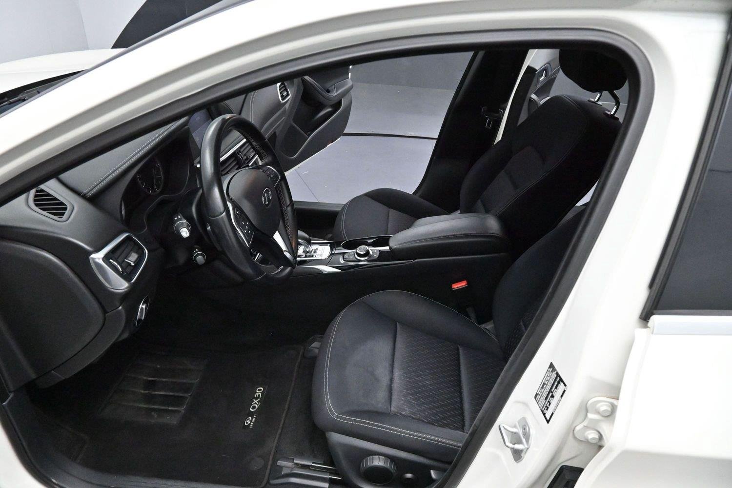 Used 2018 Majestic White INFINITI Base image 12