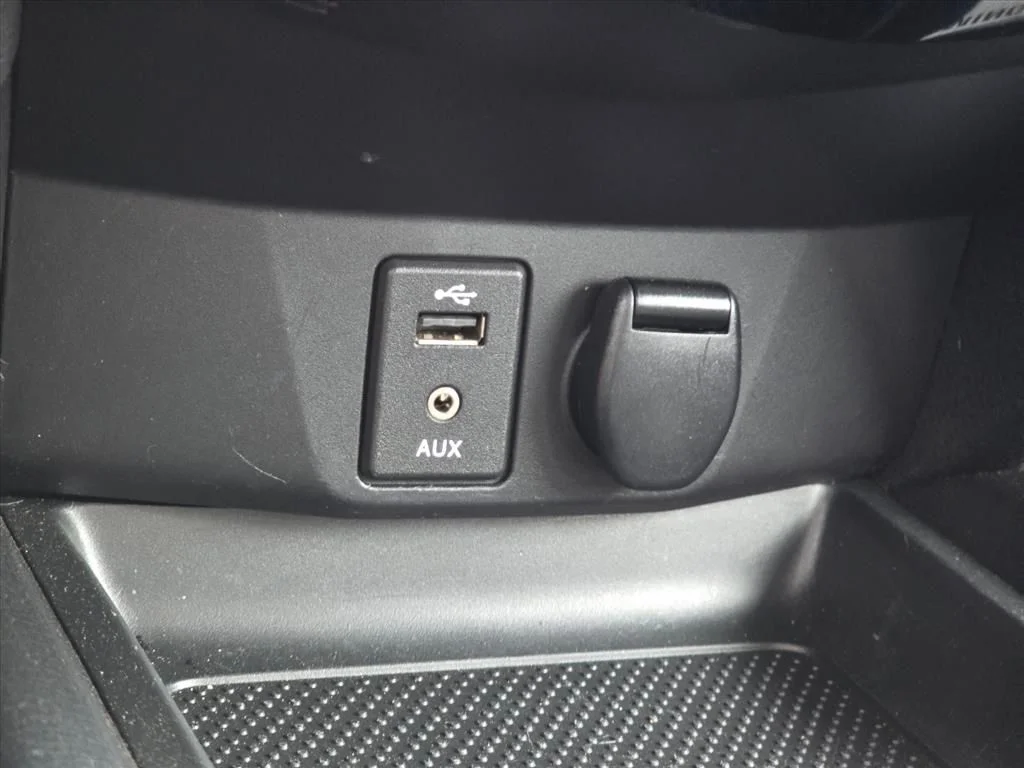 Used 2015 White Nissan SL image 20