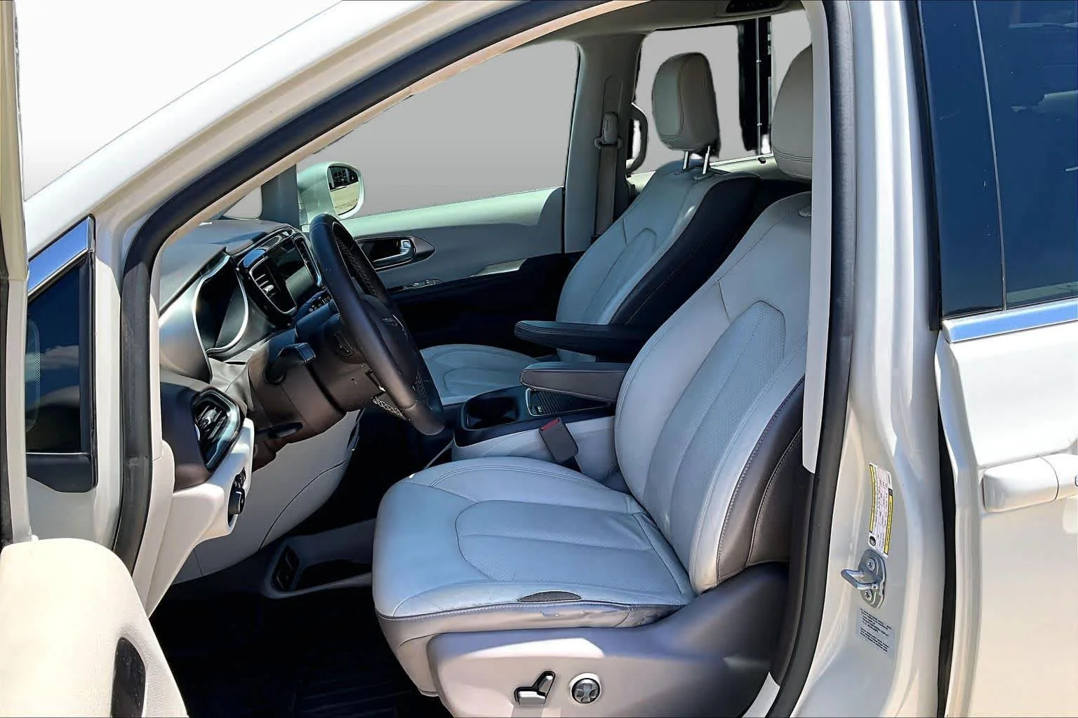 Used 2017 Tusk White Chrysler Touring-L Plus image 9