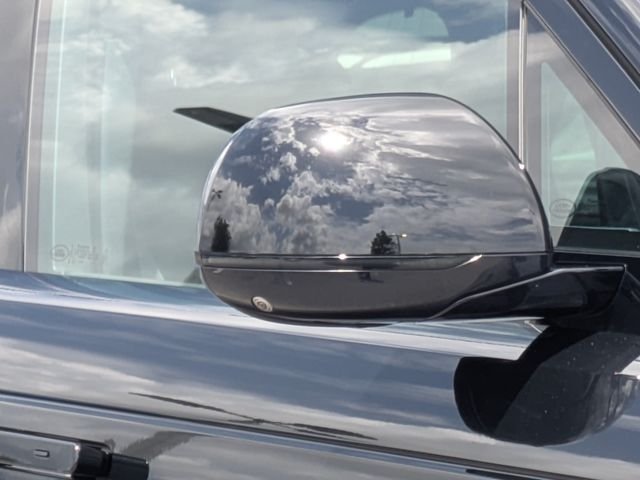Used 2023 Black Land Rover SE Dynamic image 12