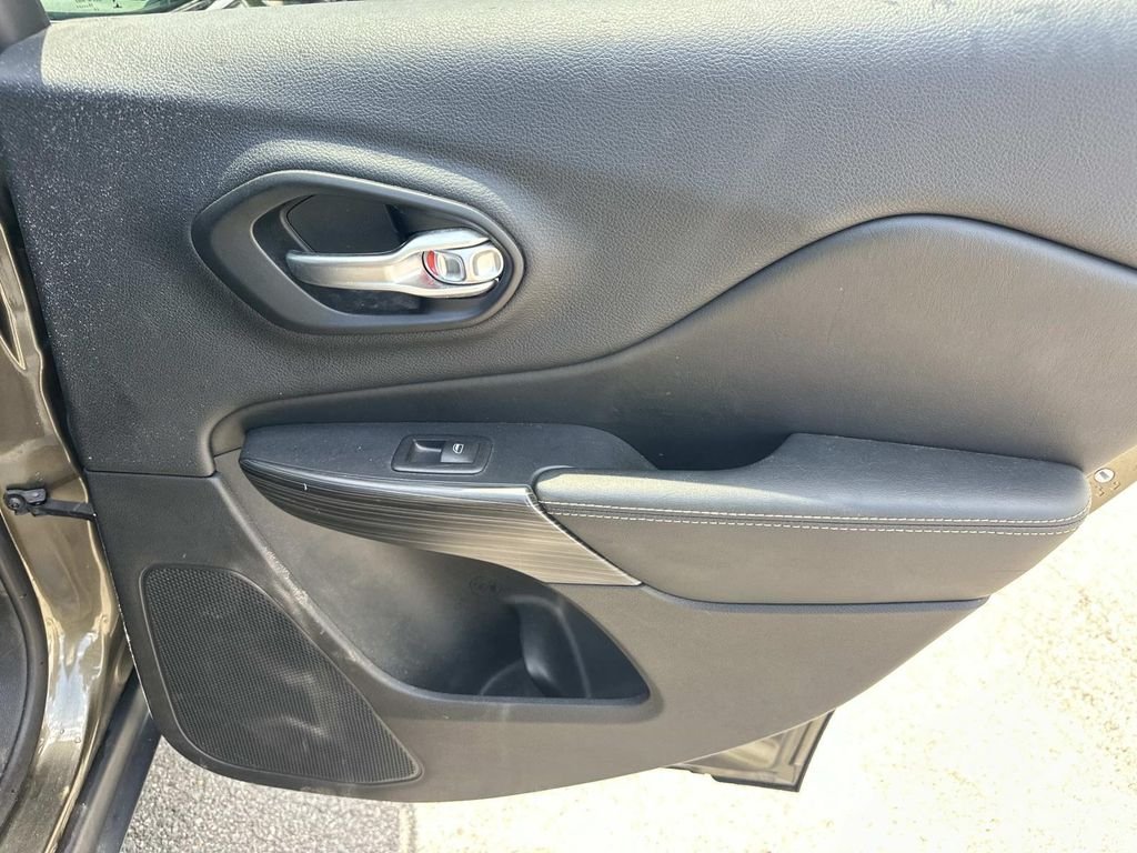 Used 2016 Green Jeep Limited image 13