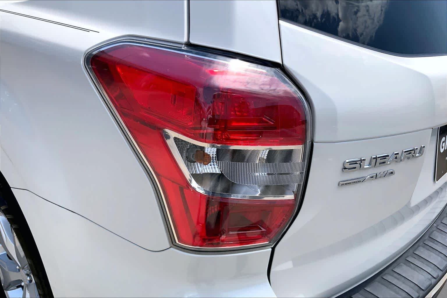 Used 2015 Satin White Pearl Subaru 2.5i Premium image 28