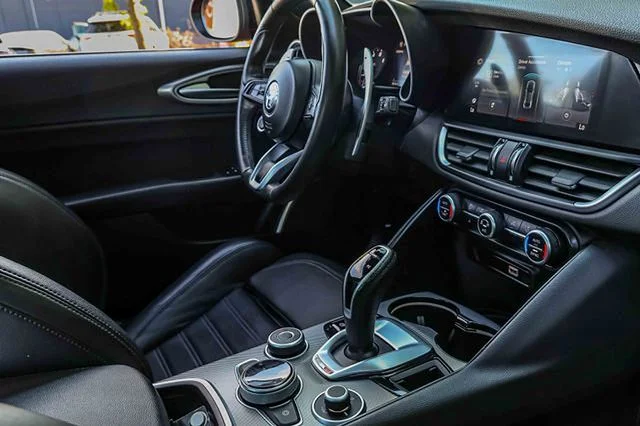 Used 2023  Alfa Romeo Veloce image 25